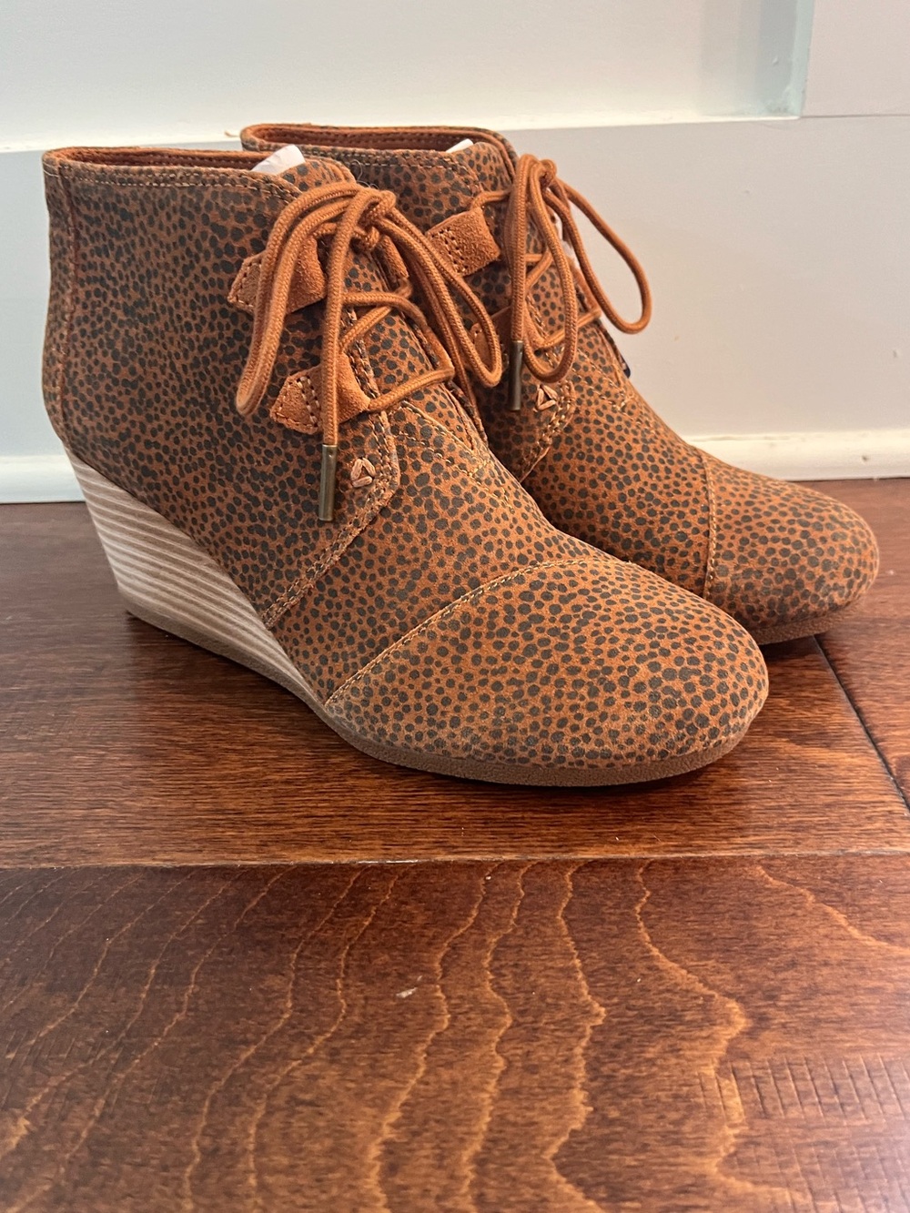 TOMs Kala Women's Tan Leopard Suede Wedge Ankle Boots - Lace-Up Fashion Booties